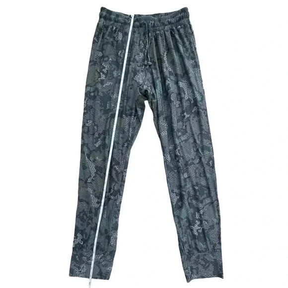 Maaji gray/blue camo athletic stretch 3 quarter length pants, Size Medium - Picture 9 of 11